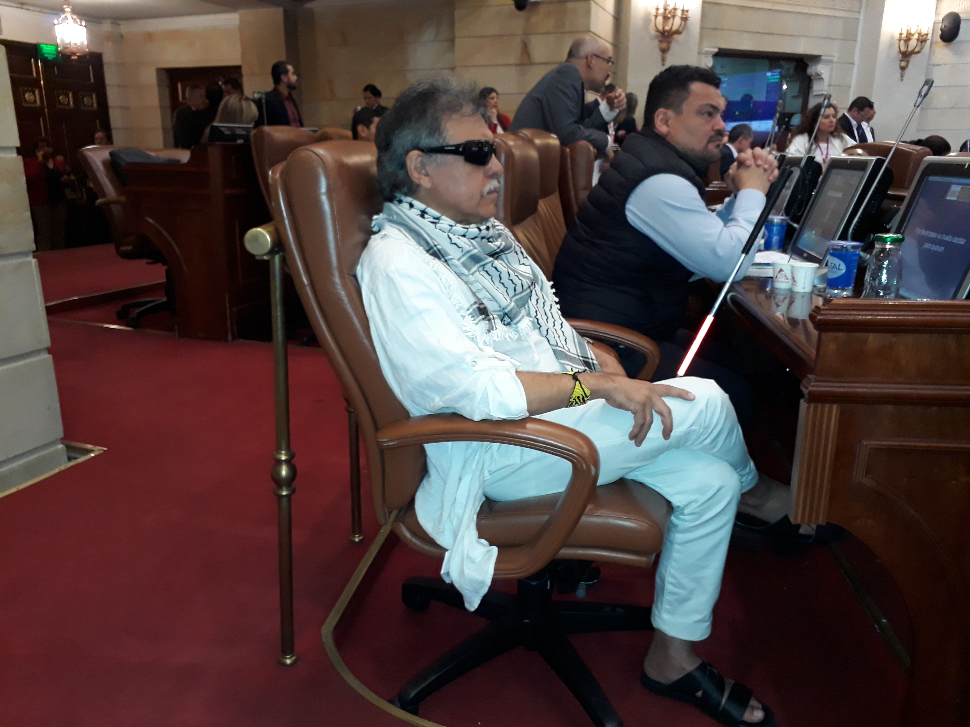 El exguerrillero de las Farc, Seuxis Pausias Hernández Solarte, cuyo nombre de combate fue Jesús Santrich, no pensó en que su contribución en los diálogos de La Habana y que llevaron a la firma del fin del conflicto entre dicha insurgencia y el estado colombiano, para participar en la vida política del país, le fuera ser adverso, no solo por las investigaciones que se le hacen por narcotraficante, sino que la mayoría de la dirigencia política en el Congreso rechazó, con contundencia, que se hubiese posesionado como Representante a la Cámara.