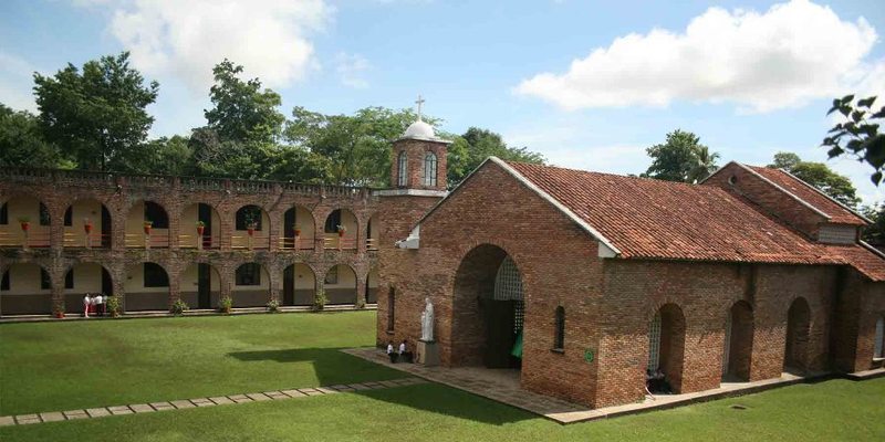 El sector religioso, uno de los que más expectativa ha generado dentro de la apertura gradual ya tiene protocolo de bioseguridad para el covid-19, destacando que dentro de las medidas se garantice que todos los asistentes estén sentados, con distanciamiento físico de 2 metros, sillas ubicadas en zigzag, que se les tome la temperatura a los feligreses al ingreso, entre otras estrategias.