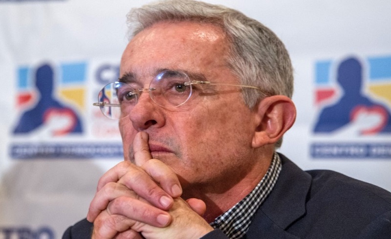 El expresidente y exsenador Álvaro Uribe Vélez dio a conocer en su cuenta de twitter, que incluye video, un borrador de propuesta para someter a consideración de los colombianos un referendo donde se pretende desaparecer la Jurisdicción Especial de la Paz, resultado de la justicia transicional que llevó al final del conflicto entre la extinta guerrilla de las Farc y el Estado colombiano.