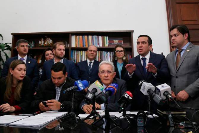 Después de haber radicado el proyecto denominado “Ley Arias”, y en menos de doce horas, la Bancada del Centro Democrático resolvió retirar la iniciativa para eliminar un parágrafo que se había incluido y que dejaría libre a quienes se beneficiarían de la segunda instancia.