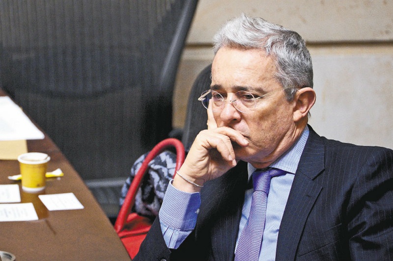 El expresidente y senador Álvaro Uribe Vélez, quien se encuentra en detención domiciliaria en su finca El Ubérrimo, dijo en entrevista a Semana que estaba secuestrado, que le han sido violadas las garantías a que tiene derecho y se mostró preocupado por el 2022, año electoral en Colombia.