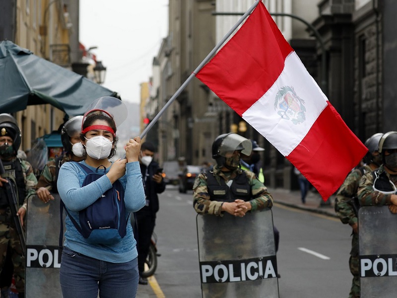 Mientras millones arriesgan contagiarse trabajando en las calles de Perú, políticos, prelados y funcionarios se saltan la cola de vacunación. El castigo llegará en las elecciones del 11 de abril, creen expertos y politólogos.