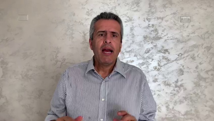 A pocas horas del Congreso Liberal, el senador Luis Fernando Velasco,  exhorto al jefe de la colectividad César Gaviria Trujillo a que sea el “hombre de la transición liberal, que el partido deje la zona de confort con el Gobierno y que se convierta en un factor para una coalición socialdemócrata que le permita ofrecer algo distinto a los colombianos”. 