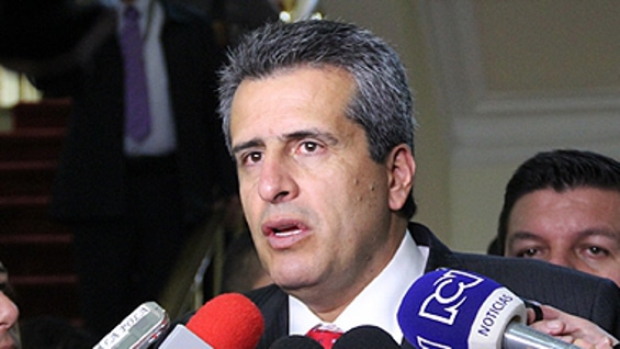 El senador Luis Fernando Velasco radicó una misiva dirigida a los ministros de Hacienda, Alberto Carrasquilla y de Relaciones Exteriores, Claudía Blum, donde les solicita que se haga una renegociación sobre el pago de la deuda externa. 