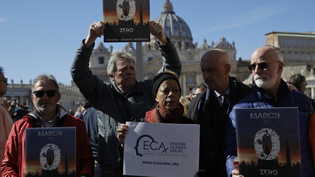 Muchas víctimas de abuso sexual y miembros de “Fin al abuso clerical” o ECA (Ending Clergy Abuse), estuvieron en la plaza de San Pedro en el Vaticano mientras se realizaba la cumbre en el Vaticano.