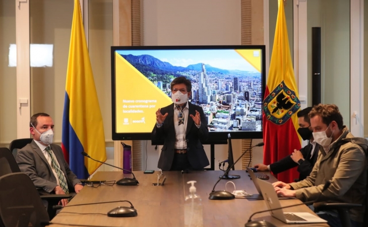 Así lo anunció la alcaldesa de Bogotá Claudia López, al señalar "Uno de los objetivos de este nuevo cronograma es reducir la presión sobre el sistema de salud y su personal médico", afirmó la mandataria tras reunirse con asociaciones médicas y el ministro de Salud Fernando Ruiz para evaluar el plan de mitigación de Covid-19 en Bogotá. 