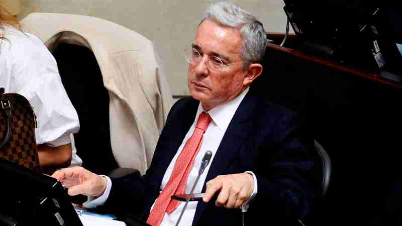 Uribe renuncia  al Senado
