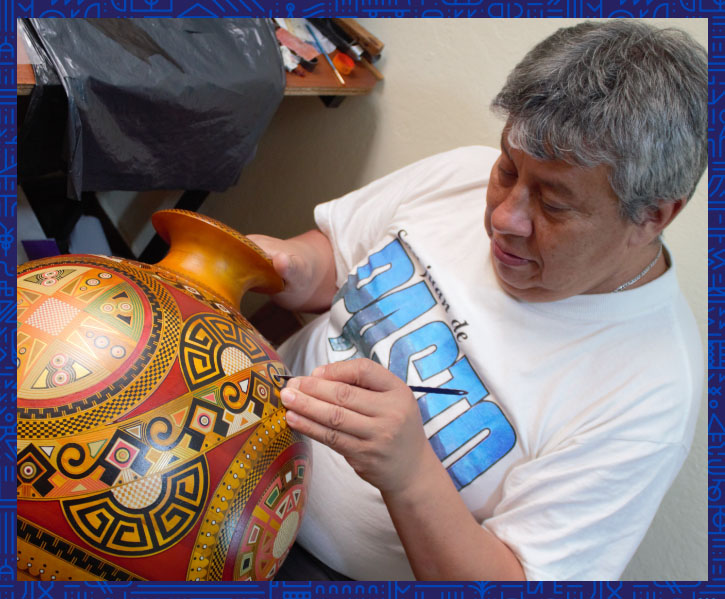 Para los maestros decoradores la elaboración de piezas con Mopa-Mopa se constituye en su modo de vida y su única actividad económica.