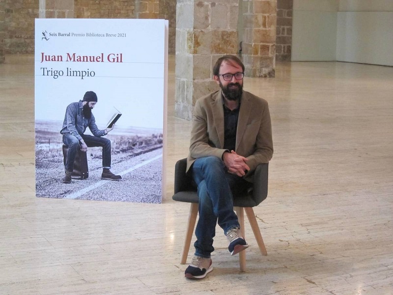 Juan Manuel Gil ganó con su novela Trigo limpio, el Premio Biblioteca Breve 2021, convocado por la editorial Seix Barral.