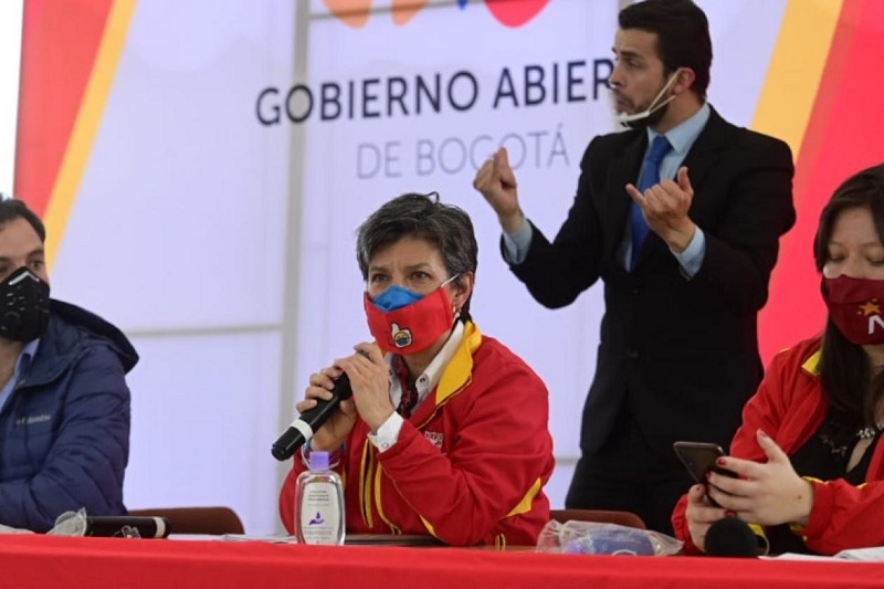 Así lo propuso la alcaldesa de Bogotá Claudia López quien en un Consejo Local de Gobierno en la localidad de Kennedy afirmó: “Yo no quiero estigmatizar, ni más faltaba, a los venezolanos, pero hay unos inmigrantes metidos en criminalidad que nos están haciendo la vida de cuadritos. Aquí, el que venga a ganarse la vida decentemente, bienvenido, pero el que venga a delinquir deberíamos deportarlo sin contemplación”.