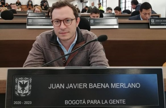 El concejal Juan Javier Baena a través de un proyecto de acuerdo planteó las estrategias que se deben implementar en la Administración Distrital de Bogotá, a través de la Secretaría de Desarrollo Económico, para sensibilizar a la ciudadanía y a la fuerza pública, con el objeto de fortalecer las capacidades productivas desarrollar la investigación en innovación en el sector del cannabis medicinal y el cosmético.