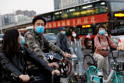Test masivos de millones de ciudadanos y cierres de escuelas y espacios públicos fueron realizados en las ciudades chinas de en Shanghái, Tianjin y Manzhouli, tras registrarse nuevos casos de Coronavirus, reporta Associated Press.