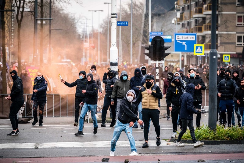El Gobierno Holandés no dará marcha atrás ni suspenderá el toque de queda, por la pandemia del coronavirus, pese a las manifestaciones que están registrándose en el país, desde su entrada en vigor, anunció  el Ministro de Finanzas, Wopke Hoekstra, quien calificó de "escoria" a quienes instigan las protestas.