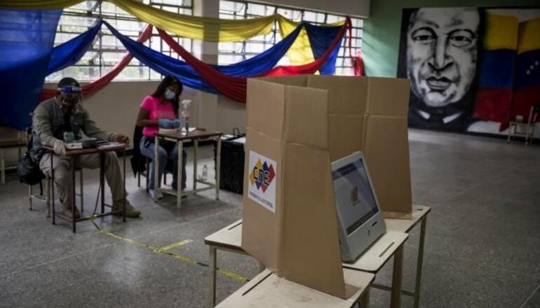 Según el reporte de la presidenta del CNE, Indira Alfonzo, se contabilizaban más de 5,26 millones de votos para una participación de 31 % del padrón electoral.
