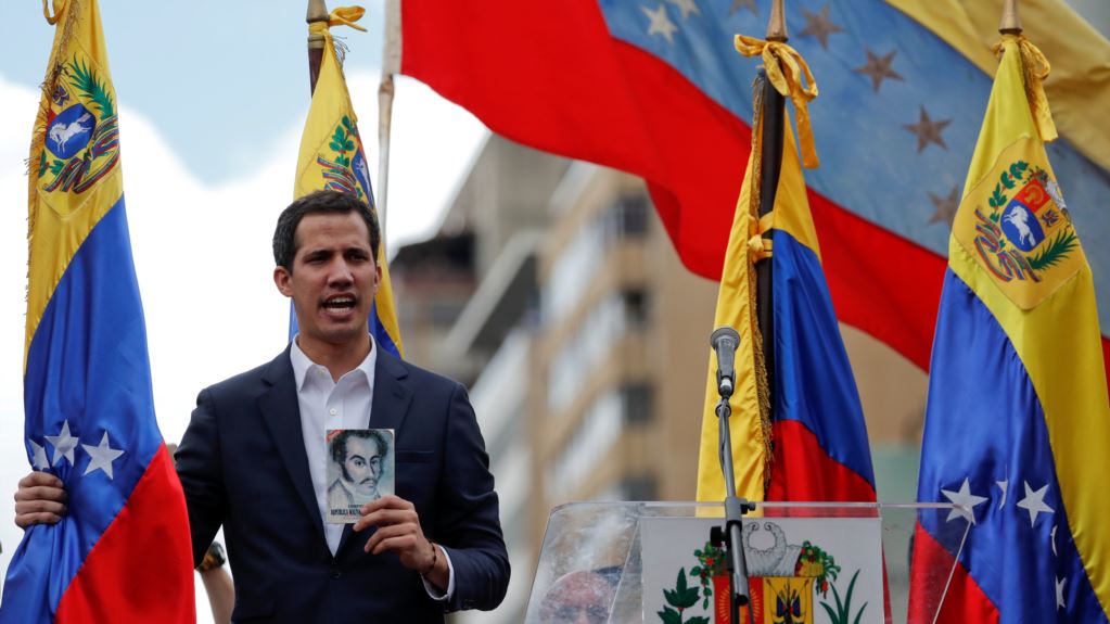 El Presidente de la Asamblea Nacional, Juan Guaidó, se juramentó este miércoles como jefe de Estado transitorio de Venezuela, ante millares de manifestantes que protestaban y pedían la salida de Nicolás Maduro a quien consideran como un presidente ilegitimo.