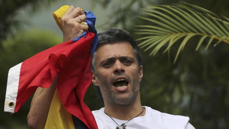 El líder político Leopoldo López abandonó la residencia del embajador español en Caracas, en donde se mantenía en calidad de huésped desde el 30 de abril del año pasado.