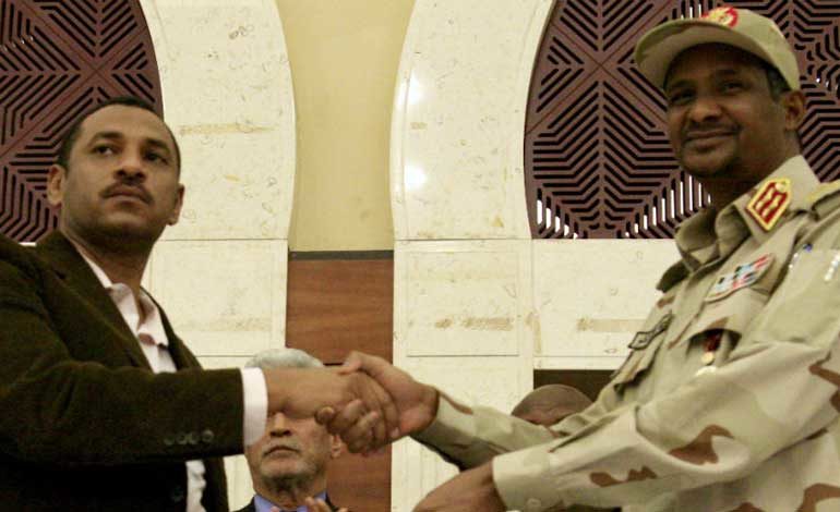 Los generales en el poder y los líderes del movimiento de protesta en Sudán firmaron un "acuerdo histórico" para compartir el poder, tras tras la destitución del Presidente Omar al Bashir y meses de manifestaciones reprimidas brutalmente.