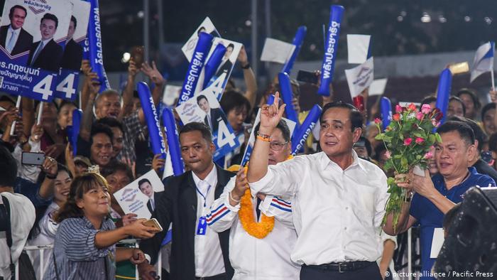 Los colegios electorales abrieron sus puertas en el inicio de los comicios legislativos celebrados en Tailandia, después de casi cinco años de junta militar liderada por el general golpista Prayut Chan-ocha.