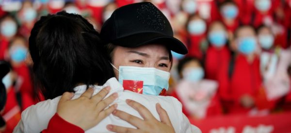 Por fin después de la tragedia, miles de personas salieron a la estación de trenes de Wuhan después que las autoridades levantaron la prohibición de abandonar la ciudad China donde surgió  la pandemia del nuevo coronavirus a finales de diciembre del 2019.