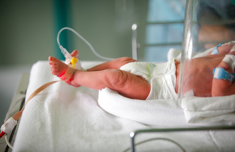Los científicos de la Universidad de Lund, en Suecia identificaron una nueva mutación del Covid-19 en el cuerpo de un bebé recién nacido tras contagiarse en el vientre de su madre. La cepa fue denominada como A107G, reporta The Conversation.