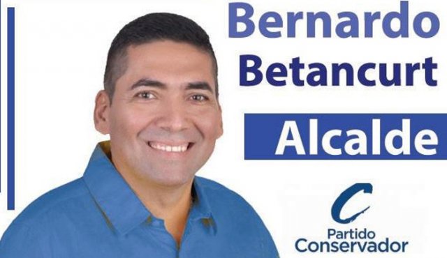 Mientras esperaba una canoa en desarrollo de su campaña para la alcaldía de Tibú en el departamento de Norte de Santander, Bernardo Betancurt, cayó víctima de las balas de los irracionales que no quieren a Colombia en paz.