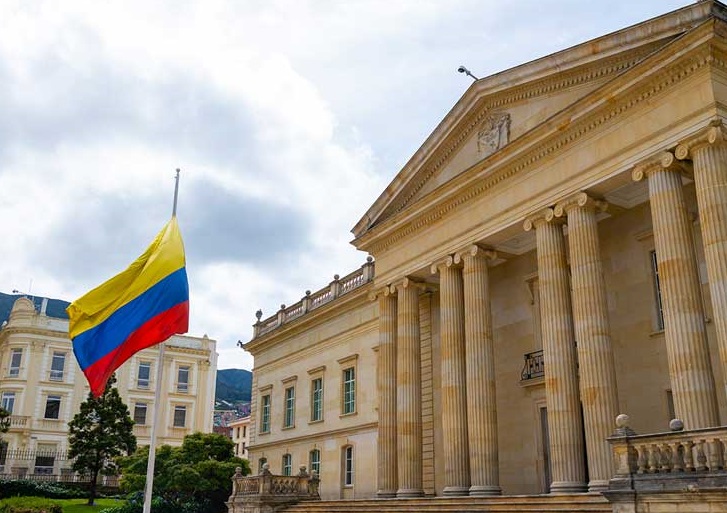 Durante los tres días de duelo se izará el Pabellón Nacional a media asta en todos los edificios públicos del país, en las Embajadas y oficinas consulares de Colombia en el exterior. 