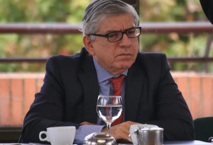 Aunque el jefe del liberalismo César Gaviria Trujillo rechazó y condenó el atentado del ELN contra las instalaciones de la Escuela de Cadetes General Francisco de Paula Santander y que dejó 21 estudiantes de esa institución educativa de la Policía Nacional, fue contundente en afirmar que el Estado colombiano debe cumplir sus compromisos y no desconocer los protocolos pactados en los diálogos con esa guerrilla.