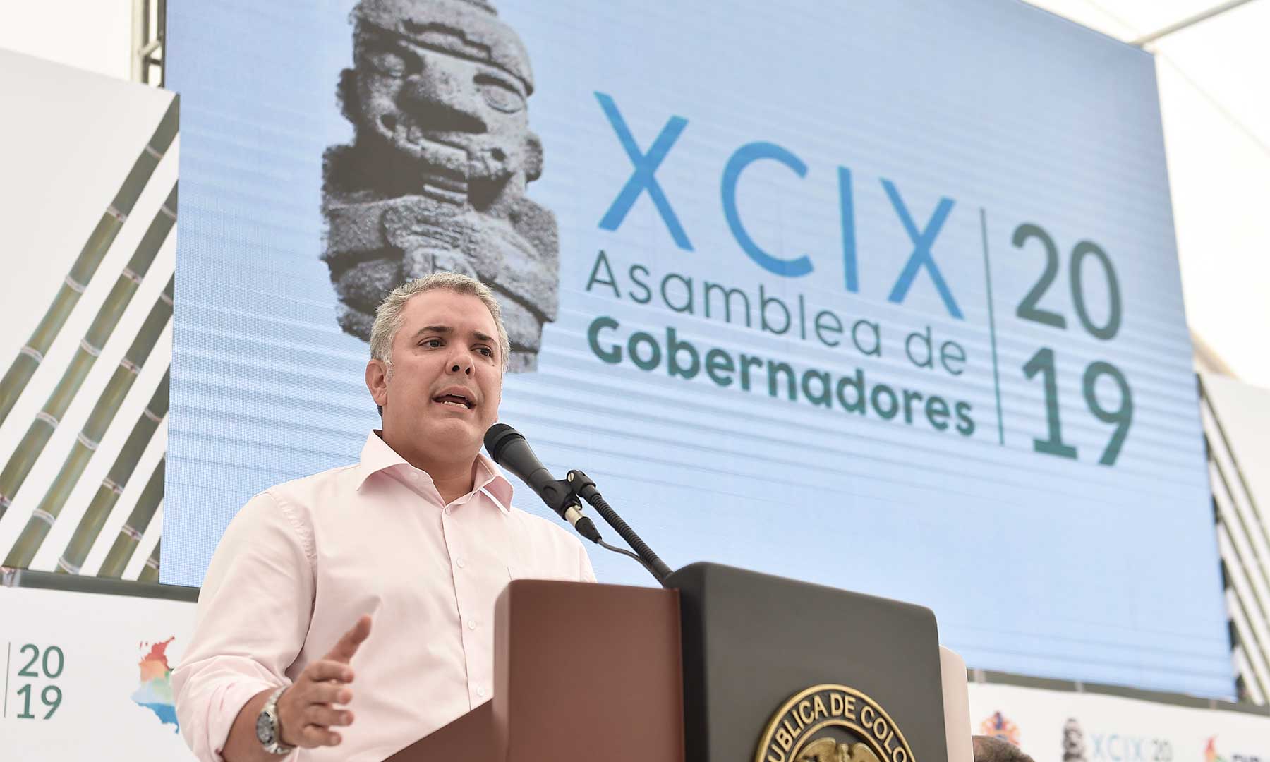 El Presidente Iván Duque Márquez advirtió que ve muy próxima la caída de Maduro ante la presión internacional que lidera Estados Unidos, y se apartó de la propuesta de diálogo que formularon México y Uruguay para resolver el pulso por el poder en el vecino país en medio de la crisis política, económica y humanitaria.