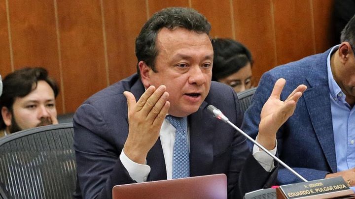 “Me dirijo ante usted para presentar renuncia al Senado de la República, a partir de la fecha, pues desde que se me impuso medida de aseguramiento, la cual recientemente quedó en firme, me es imposible continuar ejerciendo mi cargo como senador de la República y atender así el cumplimiento de mis deberes funcionales”, afirmó Pulgar en carta dirigida al presidente del Senado Arturo Char.