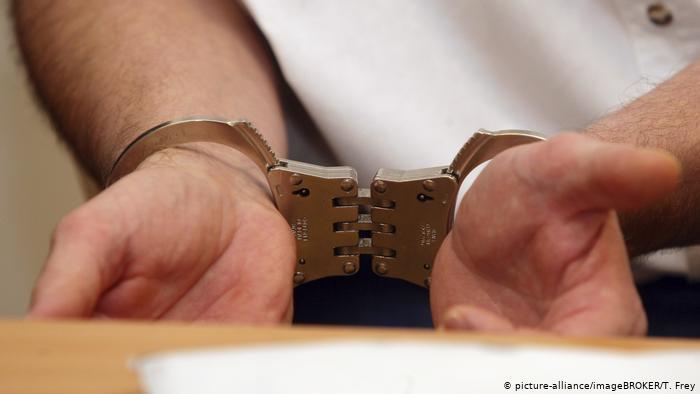 El segundo de los sitios web más grandes para la compra ilegal de drogas, armas y otras mercancías o servicios ha sido clausurado. Tres alemanes sospechosos de operar la plataforma Wall Street Market fueron detenidos por la Oficina Alemana de Investigación Criminal (BKA) e incautaron la plataforma y sus contenidos criminales. 