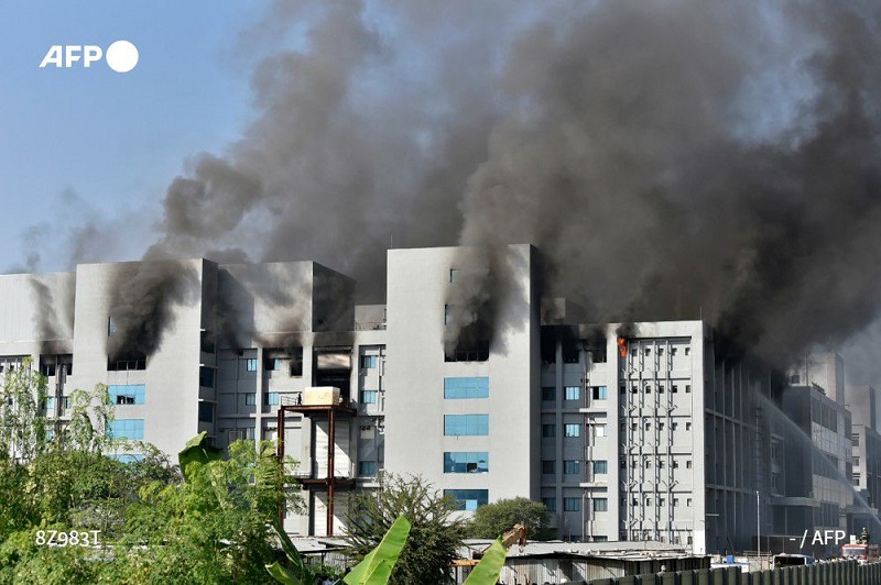 Las imágenes del complejo muestran una enorme humareda gris sobre la sede del Serum Institute of India, en la ciudad de Pune, donde se producen millones de dosis de la vacuna contra el Covid-19 desarrollada por AstraZeneca y la Universidad de Oxford. 