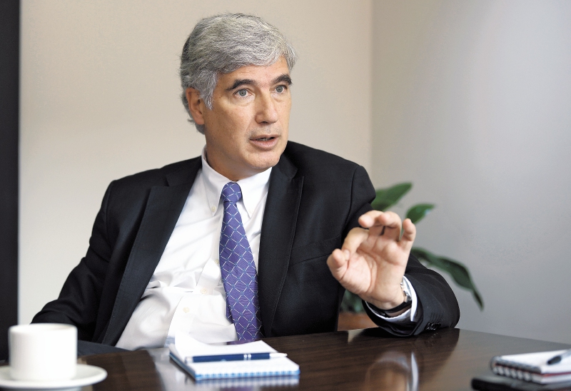 El ministro de salud Juan Pablo Uribe fue citado a la Cámara de representantes por el congresista José Luis Correa, quien lo denunció por considerar que el tituar de esa cartera tiene conflito de intereses con las entidades prestadoras de servicios EPS.