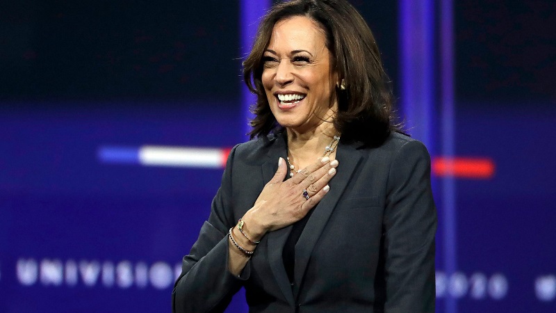 De entrada afirmó que no será la última en el cargo. Es la senadora demócrata Kamala Harris una abogada de 56 años e hija de padre jamaicano y madre de la India, que se connvirtió en la primera mujer en ocupar la vicepresidencia de los Estados Unidos de América.