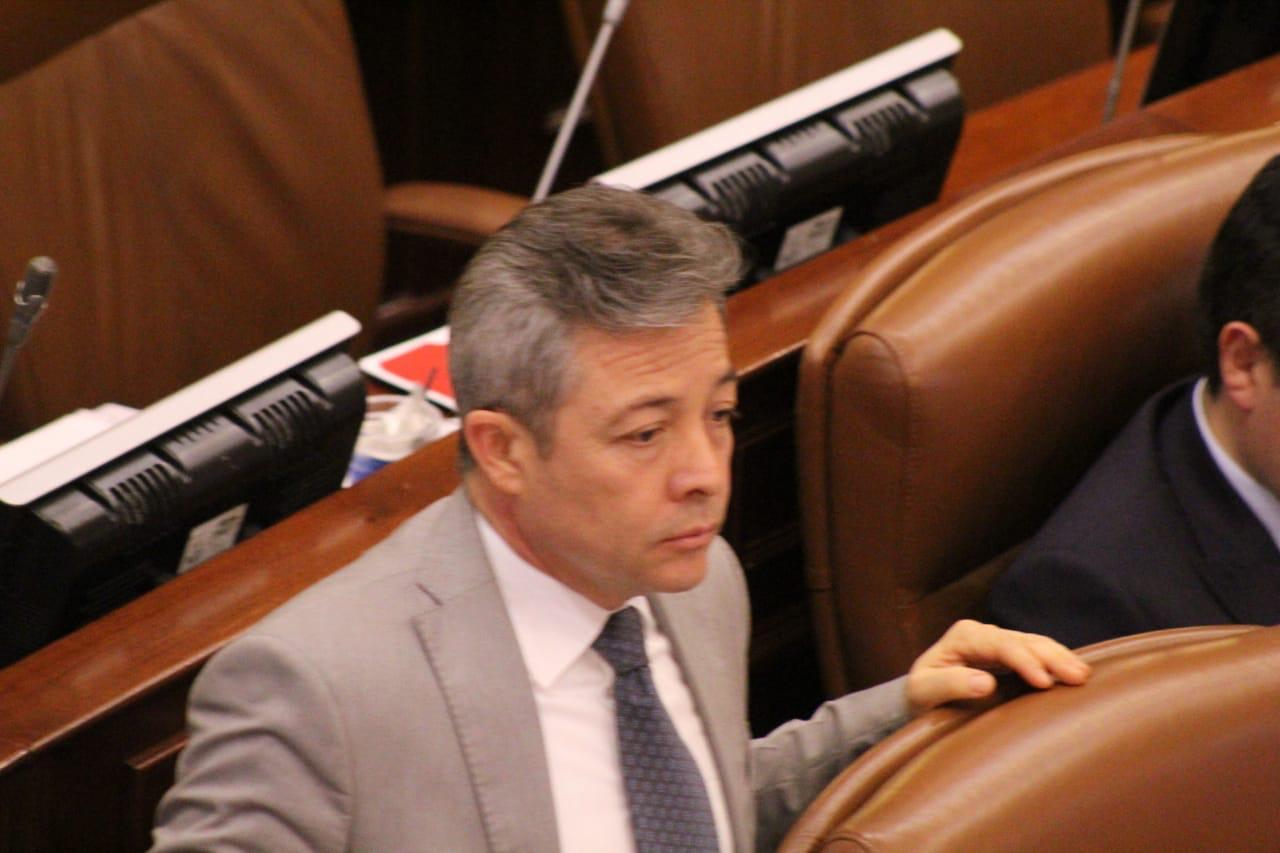 “Nosotros hemos sido amigos de la paz y hemos apoyado ese propósito, que debiera ser de todos los colombianos. Apoyamos el proceso de paz y respaldamos los acuerdos firmados con las Farc. Creemos que para finalizar esta guerra de 50 años es necesario un marco de justicia especial que permita a los actores de esta guerra avanzar en procesos de verdad, justicia, reparación y garantías de no repetición. Esta es la razón que da sentido a la justicia transicional”, afirmó el representante a la Cámara del Quindío, Luciano Grisales Londoño.