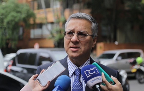 Espinosa es  doctor en Derecho de la Universidad Alfonso X El Sabio de Madrid, en España, con fortalezas en el derecho administrative y actualmente es decano de la Escuela Mayor de Derecho de la Universidad Sergio Arboleda, en donde tiene una trayectoria de 30 años como docente.