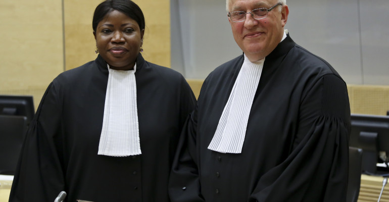 En medio de la fuerte campaña de desprestigio en contra de la Jurisdicción Especial para la Paz (JEP) que han emprendido ciertos sectores políticos, la Corte Penal Internacional (CPI) se pronunció en defensa de este mecanismo de justicia transicional, argumentando que es necesario que la institución mantenga un marco legal definido. Según la declaración de James Stewart, vicefiscal de la CPI, el tribunal internacional reconoció a la JEP como el mecanismo clave de justicia transicional conforme con el acuerdo de paz.