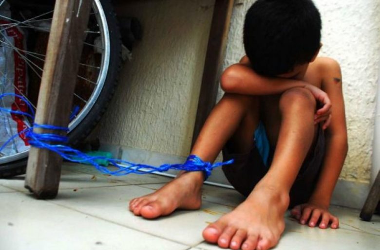 Esa es la cifra que registra el resultado de la investigación del senador Edgar Palacio Mizrahi, quien anunció que se dará la pela para que en el Plan Nacional de Desarrollo, PND,  se incluyan soluciones que disminuyan la violencia intrafamiliar, sexual, emocional, física y alimentaria, entre otras, que vienen sufriendo los niños en Colombia.