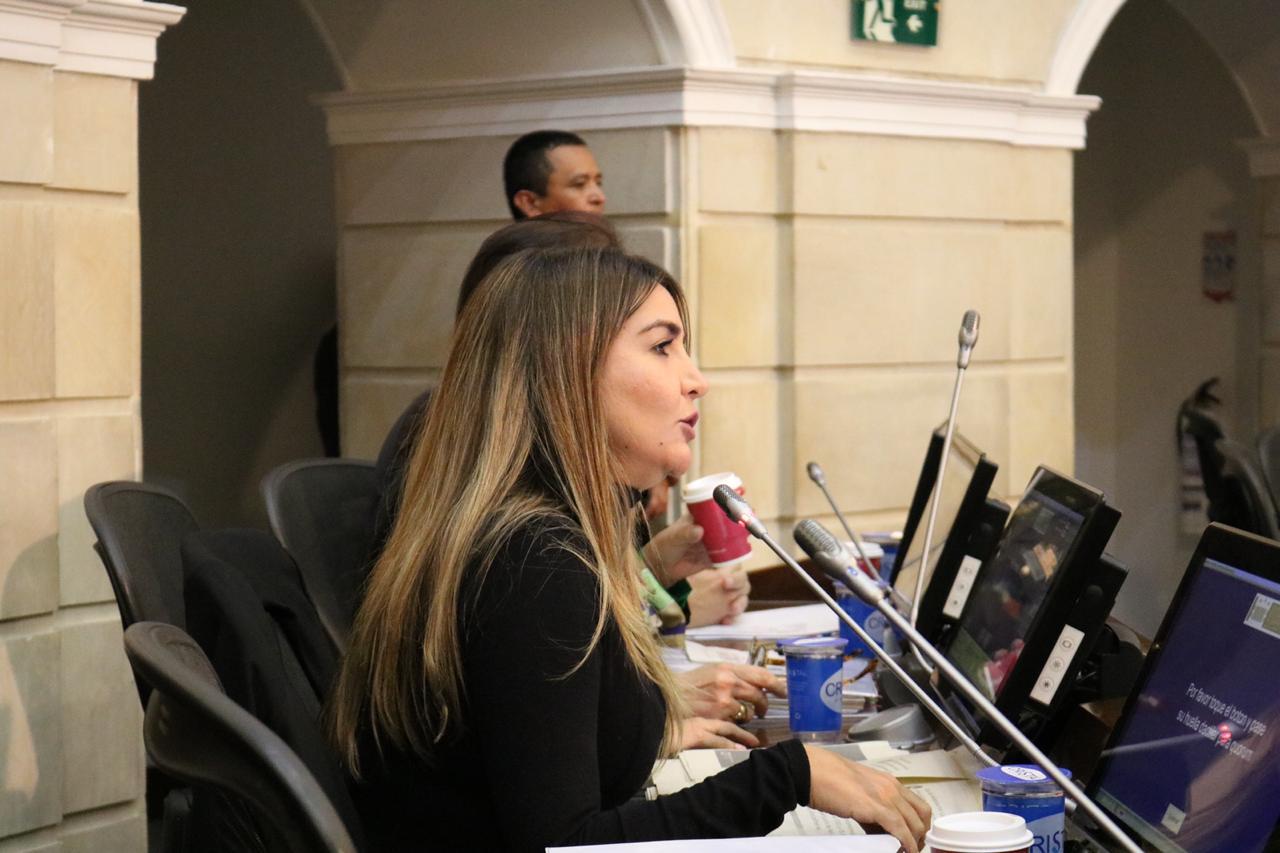 La ley, de autoría de la senadora Nadia Blel, no sólo contempla un régimen de inhabilidades para el desempeño de cargos, oficios o profesiones que involucren una relación directa con menores de edad para las personas que hayan sido condenadas por delitos sexuales en contra de niños, niñas y adolescentes, sino además establece que las entidades públicas y privadas cuyo personal tenga trato habitual con menores de edad en cargos que tienen que ver con ámbitos educativos, recreacionales, de cuidado, protección, asistencia, salud, nutrición, bienestar, cultura, seguridad, entre otros ámbitos, tienen que realizar dicha consulta durante el proceso de selección del personal que requiera ser contratado.