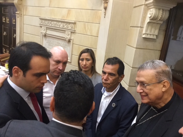 “La crisis económica y social nos está ahogando”, afirmó el obispo de Granada, en el departamento del Meta, monseñor José Figueroa Gómez, quien hizo un llamado desde el Congreso de la República para que el Gobierno Nacional decrete la Emergencia Económica establecida en la Constitución Nacional, porque “es la única salida para solucionar los problemas  que están agobiando a los habitantes de esa región del país, causada por el daño de la vía Bogotá a Villavicencio”.