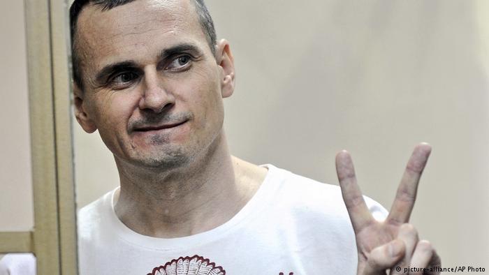 El cineasta ucraniano Oleg Sentsov, condenado en Rusia a 20 años de cárcel en 2015, por supuestas actividades terroristas en Crimea, fue galardonado con el Premio Sájarov de Libertades y DD.HH. por el Parlamento Europeo. 