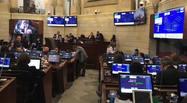 La plenaria del Senado de la República le dio un nuevo aire al proyecto que pretende establecer un nuevo sistema de justicia en Colombia, al aprobar su segundo debate lo que le permite seguir su trámite en la Cámara de Representantes y antes del 16 de diciembre logre los cuatro debates para cumplir su primera vuelta.