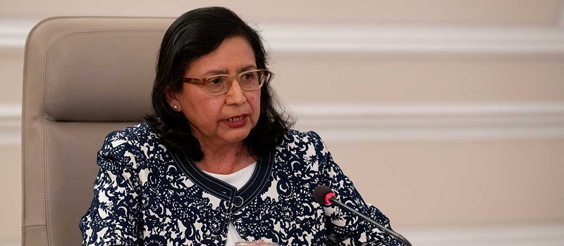 La Organización Mundial de la Salud (OMS) y la Organización Panamericana de la Salud (OPS) destacaron a Colombia como un modelo en la preparación de un plan de vacunación frente al covid-19, luego que se anunciara que el país fue incluido entre los primeros que recibirán las vacunas dentro de la alianza internacional Covax. “Desde la Organización Panamericana de la Salud y la Organización Mundial de la Salud reconocemos a Colombia como un referente mundial para la vacunación, sobre todo por el conocimiento, dedicación y compromiso del personal de salud, y también por la cultura ciudadana que se tiene, la cultura de vacunación”, manifestó la Representante de la OPS/OMS en Colombia, Gina Tambini. “Colombia ha sido incluida en este grupo de países que recibirán las primeras dosis de vacuna contra la covid-19 a través del mecanismo Covax, porque está listo para la vacunación inmediatamente llegue la vacuna al territorio nacional”, afirmó Tambini. La Representante de esos organismos mundiales de la salud acompañó al Presidente de la República, Iván Duque Márquez, en el anuncio donde el Covax incluyó a Colombia en el grupo de 18 países que serán los primeros en recibir las dosis de inmunización de esa alianza. “Y en eso estamos con usted, señor Presidente, y todo el equipo, para hacer que la vacuna llegue hasta el último rincón en este hermoso territorio de Colombia”, agregó Tambini.  Producto de la ciencia universal Por su parte, Herman Esguerra, Presidente de la Academia Nacional de Medicina, declaró que “debe haber gran confianza en las características y calidad de las vacunas”, ya que “este es un producto de la investigación mundial y un producto de la ciencia universal para toda la humanidad”. Recordó que el Presidente  de la República dio a conocer el Plan Nacional de Vacunación tras destacar que “es un propósito nacional y es un programa de interés nacional”. Agregó que “Así como el Covid-19 invadió todo el mundo, nosotros los colombianos tenemos que invadir nuestro país de la idea de sembrar,  de permitir, de defender y apoyar el Programa Nacional de Vacunación”, recalcó Esguerra y advirtió que no debe haber ningún colombiano que se oponga o que no apoye el Programa Nacional de Vacunación”. Proceso serio y responsable Mientras tanto, el Presidente de la Asociación Colombiana de Facultades de Medicina, Gustavo Quintero, calificó como “un proceso serio y responsable” el Programa de inmunización.“En nombre de la Asociación Colombiana de Facultades de Medicina, señor Presidente, nuestro apoyo para esta fase esperanzadora que comienza hoy para el país”, agregó. De otra parte, Yhon Steve Amado, de la junta directiva de la Asociación Colombiana de Sociedades Científicas,  reiteró el apoyo de la entidad al Plan Nacional de Vacunación y dijo que no se trata de “empezar rápido, sino empezar bien”. Amado hizo un llamado “a la población en general a confiar en la vacuna, a confiar en sus médicos y a apoyar el talento humano en salud”. Bogotá, D. C, 30 de enero de 2020 Redacción Ecos Noticia