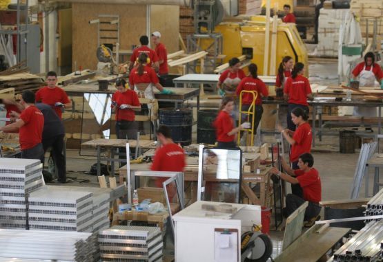 La alta corporación legislativa aprobó la reducción de la jornada laboral de 48 a 40 horas semanales y según establece el articulado del proyecto de ley, se aplicaría de forma gradual a partir del primer año de vigencia de la ley.