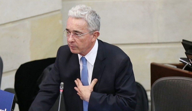 El expresidente de la república y senador Álvaro Uribe Vélez renunció a su curul a la Cámara Alta, a través de una carta dirigida al presidente de la corporación, Arturo Char.