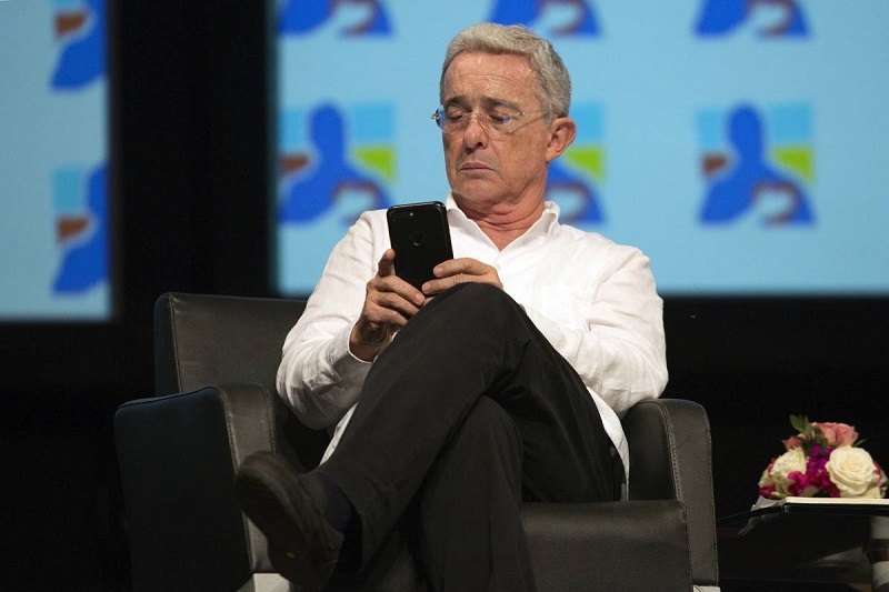 Los últimos twitter del expresidente de Colombia y senador Álvaro Uribe Vélez destacan fuertes dardos contra su colega y exalcalde de Bogotá, Gustavo Petro y al exgobernador de Antioquía Sergio Fajardo.