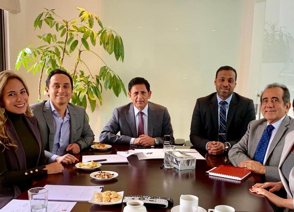 El país del Golfo ha informado en los últimos años de múltiples inversiones y ayudas al país sudamericano. En febrero del año pasado una delegación de Emiratos Árabes Unidos que visitó Colombia y viajó hasta La Guajira mostró su interés en la inversión en el proyecto piloto de fuentes públicas como modelo alternativo para el abastecimiento de agua potable a las comunidades indígenas Wayuú. 