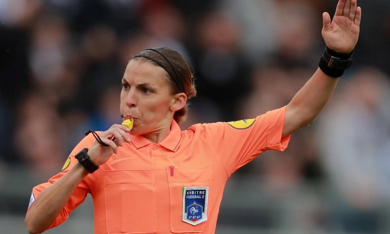 La francesa Stéphanie Frappart fue designada por la UEFA para arbitrar el partido entre la Juventus y el Dymano de Kiev,  en la Liga de Campeones, por lo que se convertirá en la primera mujer en dirigir un encuentro de la máxima competición de clubes europea. 