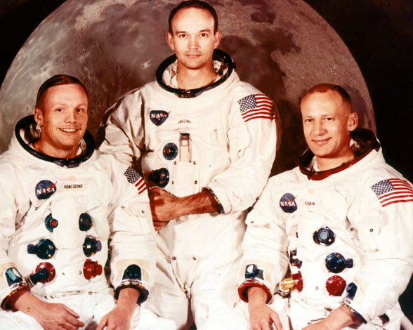 Con la frase "un pequeño paso para el hombre, un gran salto para la humanidad" Neil Armstrong hizo historia, aquel 16 de julio de 1969 y se convertía en el primero de su tripulación en pisar la superficie Lunar.  El equipo estadounidense estuvo formado por Michael Collins y Buzz Aldrin y Neil Armstrong, en el que Collins fue el encargado de pilotar la nave espacial.