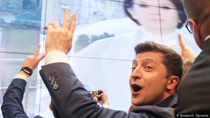 El actor Volodímir Zelenski consiguió un resultado récord en la segunda vuelta de las elecciones presidenciales de Ucrania. ¿Por qué le creen sus compatriotas? ¿Qué le espera al país bajo su liderazgo? Las elecciones presidenciales han dejado varios récords en Ucrania. 